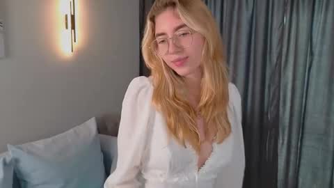 Snapshot of rosa_jones_ chatting on October 19, 2:19 pm Emma online show from October 19, 2:19 pm