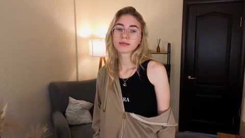 Snapshot of rosa_jones_ chatting on October 8, 7:56 am Emma online show from October 8, 7:56 am