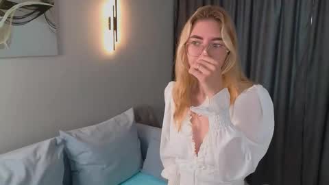 Snapshot of rosa_jones_ chatting on October 10, 8:19 am Emma online show from October 10, 8:19 am