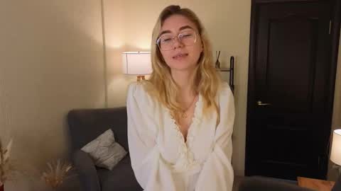Snapshot of rosa_jones_ chatting on October 9, 8:07 am Emma online show from October 9, 8:07 am