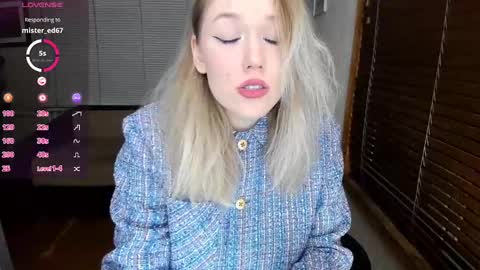 Snapshot of rose_brooks chatting on December 22, 4:17 pm Rose but u can call me princess online show from December 22, 4:17 pm