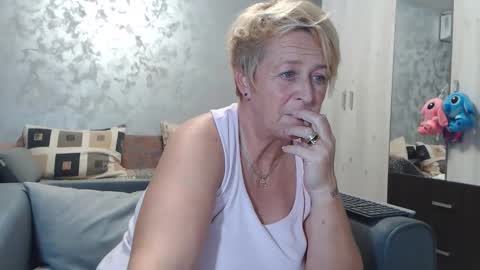 Snapshot of roses_and_lillies chatting on October 17, 6:33 pm Lovepinklilly online show from October 17, 6:33 pm