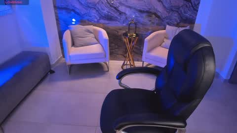 Snapshot of roxannehill_ chatting on January 6, 11:40 am Roxanne Hill online show from January 6, 11:40 am