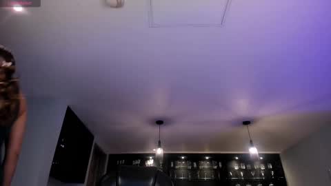 Roxanne Hill  online show from February 3, 11:37 am