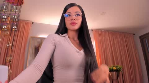 Snapshot of roxannehill_ chatting on December 15, 12:17 pm Roxanne Hill online show from December 15, 12:17 pm