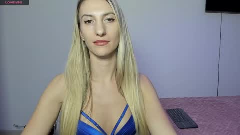 Snapshot of roxannequin chatting on December 2, 5:02 pm roxanne online show from December 2, 5:02 pm