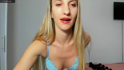 Snapshot of roxannequin chatting on January 23, 4:27 pm roxanne online show from January 23, 4:27 pm