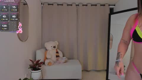Snapshot of roxie_gates chatting on September 23, 12:53 am R O X I E online show from September 23, 12:53 am