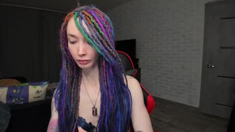 Snapshot of roxy_silver chatting on December 17, 7:04 pm Roxy online show from December 17, 7:04 pm