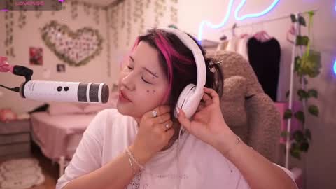 roxysuh online show from April 3, 8:01 am