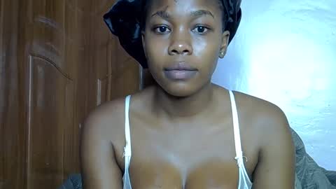 Snapshot of ruemiles chatting on October 19, 9:00 am Rue online show from October 19, 9:00 am