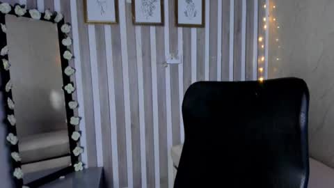 Snapshot of sabrinahims_ chatting on February 23, 8:44 am mariana online show from February 23, 8:44 am