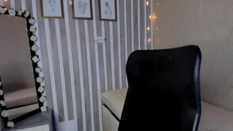 Snapshot of sabrinahims_ chatting on March 10, 9:40 pm mariana online show from March 10, 9:40 pm