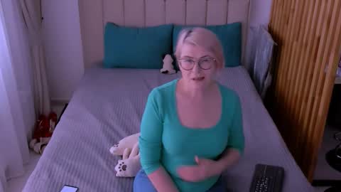 Sabrina MacMarren online show from March 1, 11:10 am