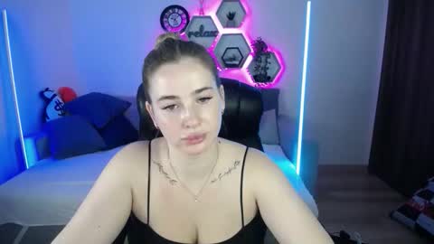 Snapshot of sabrinviolet chatting on September 22, 8:02 am Sabrina Violet online show from September 22, 8:02 am