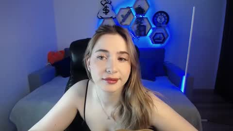 Snapshot of sabrinviolet chatting on January 8, 9:10 am Sabrina Violet online show from January 8, 9:10 am