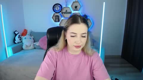 Snapshot of sabrinviolet chatting on October 17, 8:17 am Sabrina Violet online show from October 17, 8:17 am