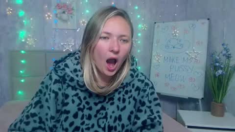 Snapshot of sallyverda chatting on October 3, 2:16 am Sally online show from October 3, 2:16 am