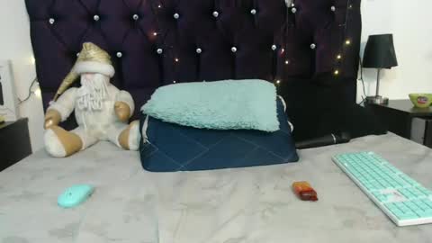 Snapshot of samantha_fox_squirt chatting on December 24, 12:55 am lizzy online show from December 24, 12:55 am