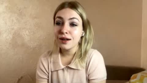 Snapshot of santosfiora chatting on October 8, 11:47 am Anna online show from October 8, 11:47 am