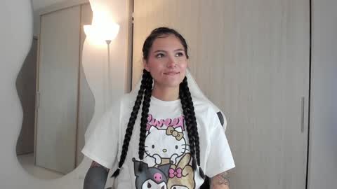 Snapshot of sara_queen9 chatting on February 7, 3:52 pm Sara online show from February 7, 3:52 pm
