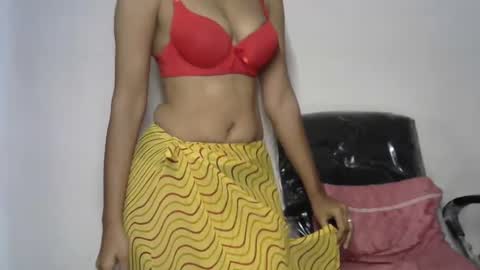 Snapshot of sara_shrma chatting on December 18, 3:47 am sara online show from December 18, 3:47 am