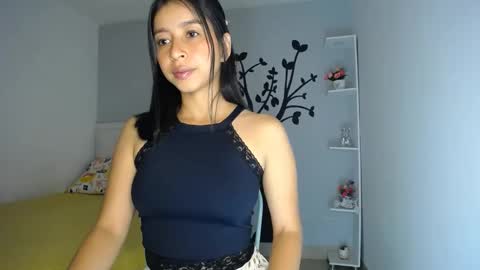 Snapshot of sara_tris chatting on December 8, 12:40 am Sara online show from December 8, 12:40 am