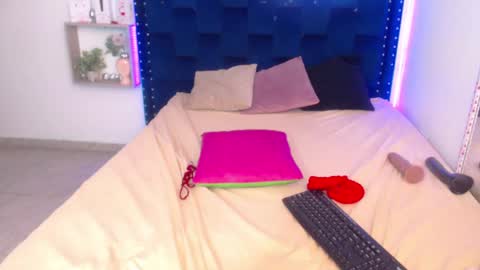 Snapshot of saraapril_1 chatting on February 2, 4:00 pm SARAHGIL online show from February 2, 4:00 pm