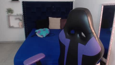 Snapshot of saraapril_1 chatting on February 12, 9:22 pm SARAHGIL online show from February 12, 9:22 pm