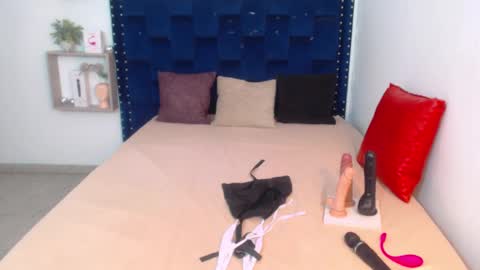 Snapshot of saraapril_1 chatting on February 9, 5:29 am SARAHGIL online show from February 9, 5:29 am