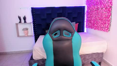 Snapshot of saraapril_1 chatting on October 23, 9:54 pm SARAHGIL online show from October 23, 9:54 pm