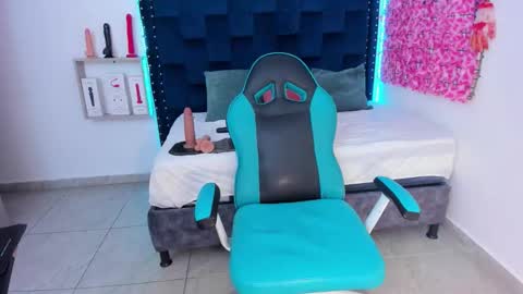 Snapshot of saraapril_1 chatting on October 25, 1:57 am SARAHGIL online show from October 25, 1:57 am