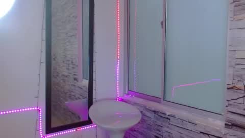 Snapshot of saraapril_1 chatting on December 23, 7:20 pm SARAHGIL online show from December 23, 7:20 pm