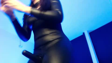 Snapshot of sarah_mistress_ chatting on February 21, 3:23 am Sarah online show from February 21, 3:23 am