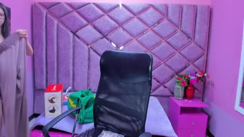 Sarah online show from April 9, 2:55 pm