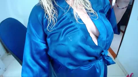 Saraloves online show from November 22, 7:05 pm