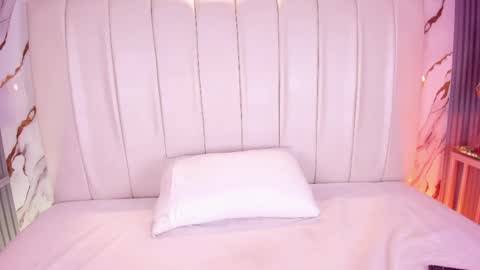 Sara   online show from April 11, 11:30 pm