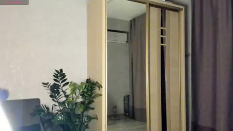 Sara online show from November 9, 9:11 pm