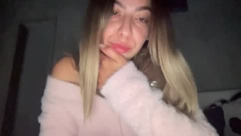 Snapshot of sarrah_rossy chatting on October 12, 8:55 pm Sarrah online show from October 12, 8:55 pm