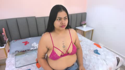 Snapshot of sashapears chatting on February 4, 11:27 am Manuela online show from February 4, 11:27 am