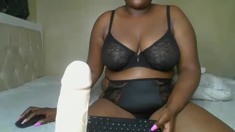 sassie_bee online show from February 14, 11:53 pm