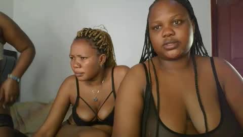 sassie_bee online show from October 26, 1:34 am