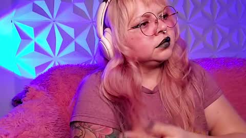 Gina George online show from May 6, 1:20 am