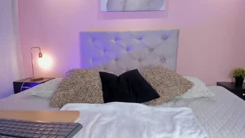 Snapshot of scarlettvelvett chatting on October 3, 2:00 pm Scarlet online show from October 3, 2:00 pm