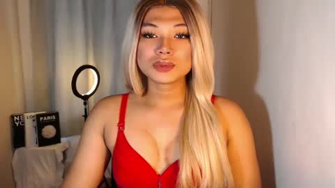 Snapshot of seductivedeluxe69 chatting on September 15, 5:27 am Deluxe online show from September 15, 5:27 am