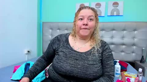 Snapshot of selena_castillo chatting on February 20, 2:40 am Selena online show from February 20, 2:40 am