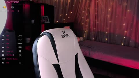 Snapshot of sensualily chatting on February 8, 6:33 pm Kiki online show from February 8, 6:33 pm