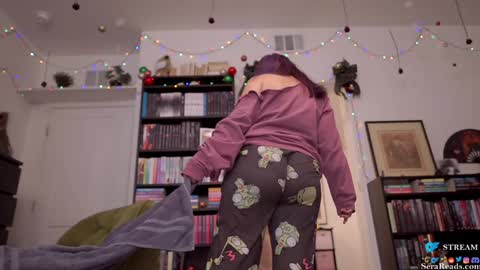 Snapshot of serareads chatting on December 9, 5:51 am SeraReads online show from December 9, 5:51 am