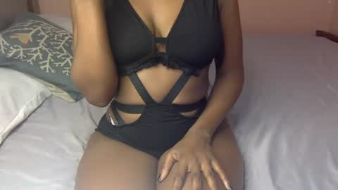Ellahh online show from July 6, 7:27 pm