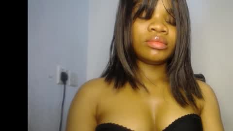 Ella online show from May 20, 8:39 pm